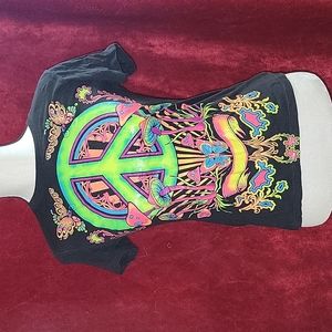 Uv reactive peace sign tee